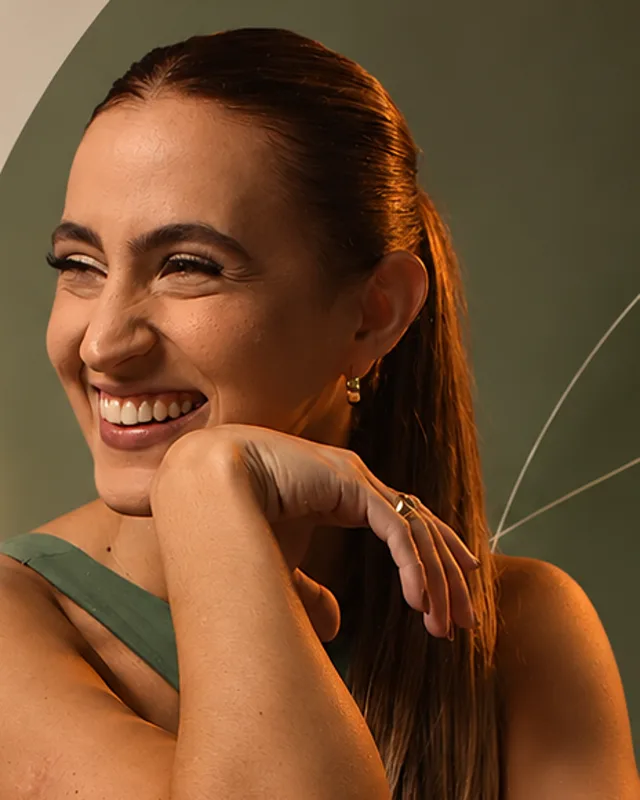 Carol Bessa sorrindo